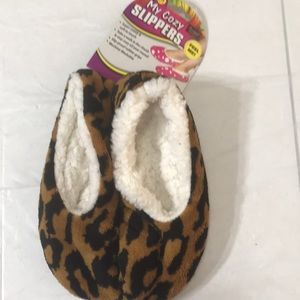Women’s Slippers Size M - NEW WITH TAGS